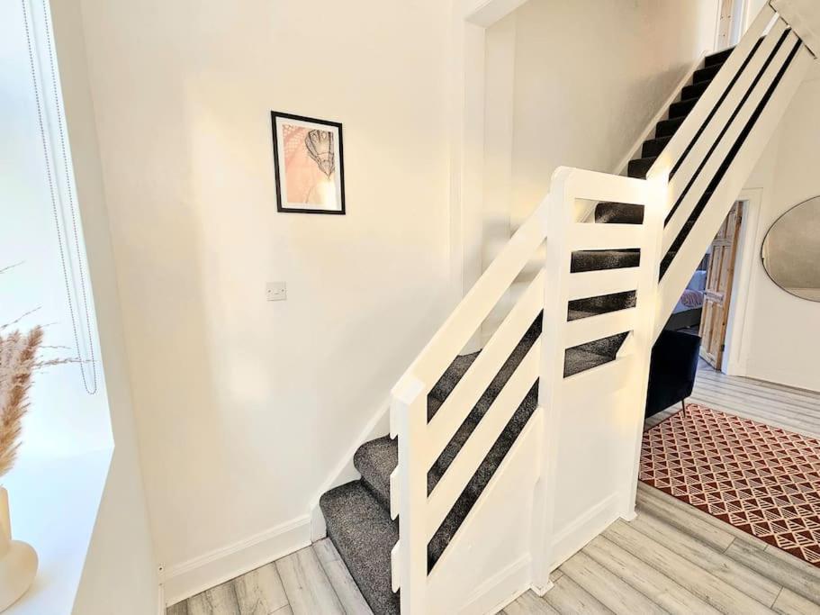 Spacious Haven With Free Parking Glasgow Exterior foto